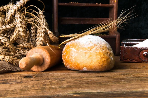 Домашняя буханка хлеба и ингредиентов — стоковое фото