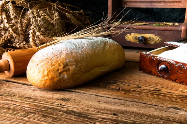 Домашняя буханка хлеба и ингредиентов — стоковое фото