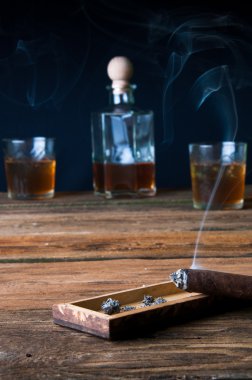 Puro ve ahşap masa üzerinde buzlu viski