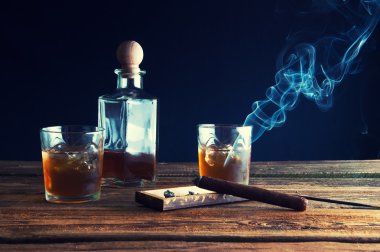 Viski ile buz ve puro ahşap tablo