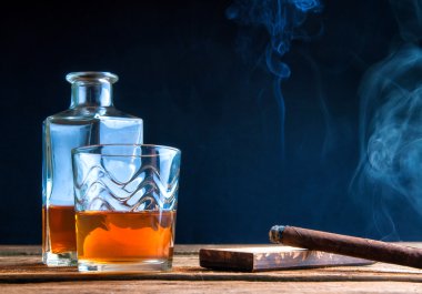Viski ile buz ve puro ahşap tablo