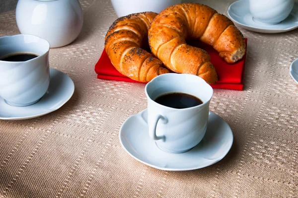 Café y croissant para el desayuno —  Fotos de Stock