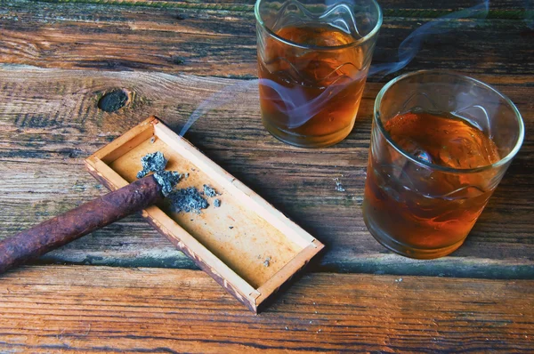 Viski ile buz ve puro ahşap tablo