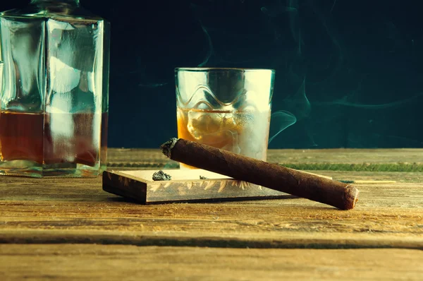 Whisky med is och cigarr på träbord — Stockfoto