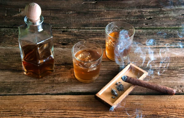 Whisky s ledem a doutník na dřevěný stůl — Stock fotografie