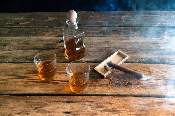 Whisky con hielo y cigarro sobre mesa de madera —  Fotos de Stock