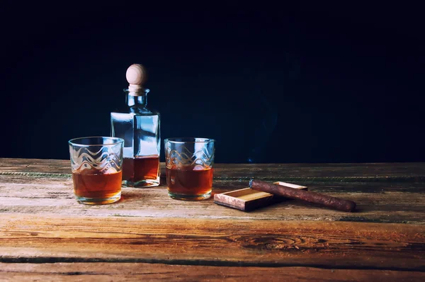 Whisky con hielo y cigarro sobre mesa de madera — Foto de Stock