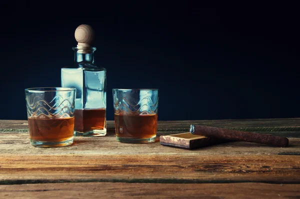 Whisky s ledem a doutník na dřevěný stůl — Stock fotografie