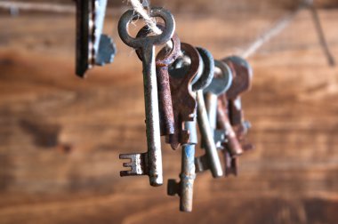 Bir sicim üzerinde asılı eski paslı anahtar taşı