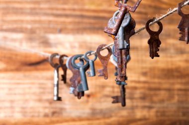 Bir sicim üzerinde asılı eski paslı anahtar taşı