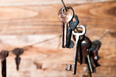 Bir sicim üzerinde asılı eski paslı anahtar taşı