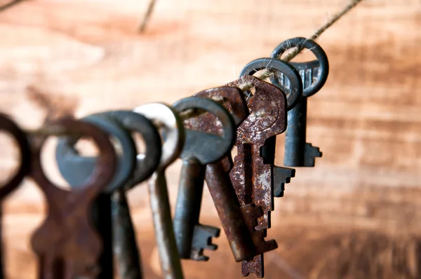 Velhas chaves enferrujadas penduradas em um cordel — Fotografia de Stock