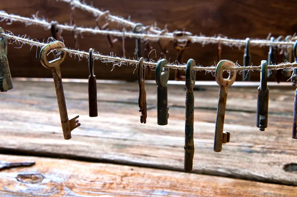 Alte rostige Schlüssel hängen an einem Bindfaden — Stockfoto