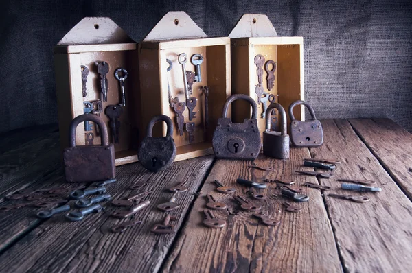 Lådor med gamla nycklar och hänglås — Stockfoto