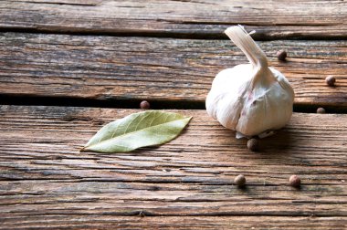 Sarımsak ve kurutulmuş herbson ahşap arka plan