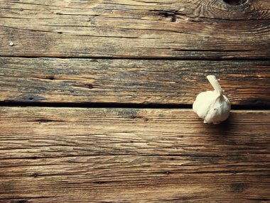 Tahta arka planda sarımsak