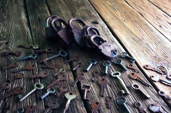 오래 된 녹슨 자물쇠와 키 나무 배경 — 스톡 사진