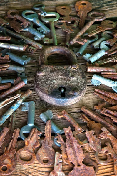 Gammal rostig hänglås och nycklar på trä bakgrund — Stockfoto