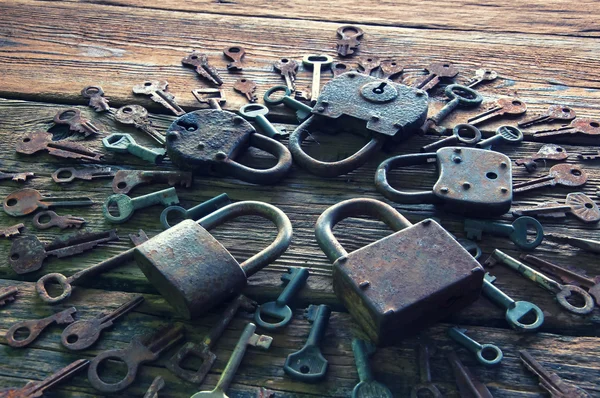 Vieux cadenas rouillé et clés sur fond en bois — Photo