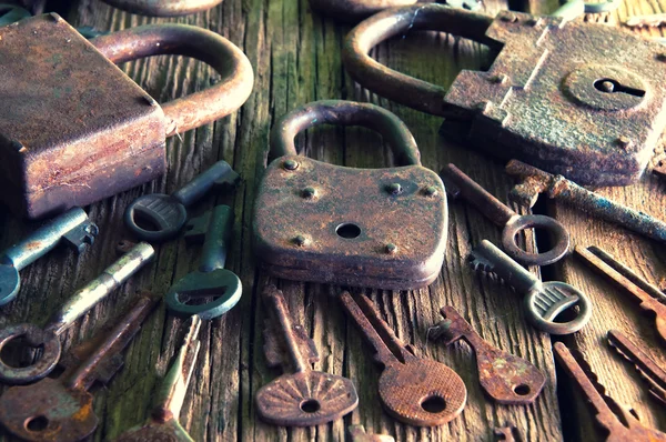 Antiguo candado oxidado y llaves sobre fondo de madera — Foto de Stock