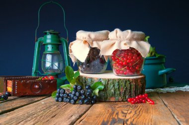 Kavanoz chokeberry ve kırmızı Frenk üzümü hazırlıkları