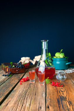 Sağlıklı ev yapımı kırmızı kuş üzümü tentür