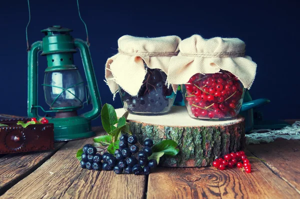 Preparaten van chokeberry en rode bessen in potten — Stockfoto