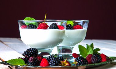 Panacott tatlı friuts ve beyaz masada nane ile