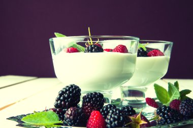 Panacott tatlı friuts ve beyaz masada nane ile