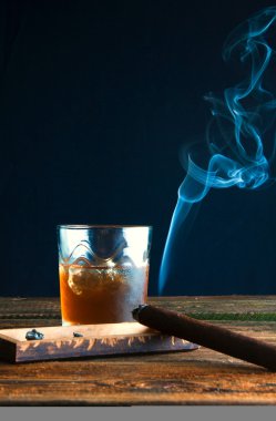 Puro ve ahşap masa üzerinde buzlu viski