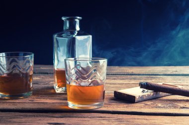 Puro ve ahşap masa üzerinde buzlu viski