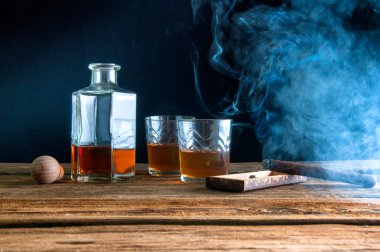 Puro ve ahşap masa üzerinde buzlu viski