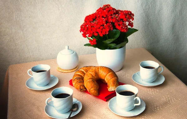 Кофе и круассан на завтрак — стоковое фото