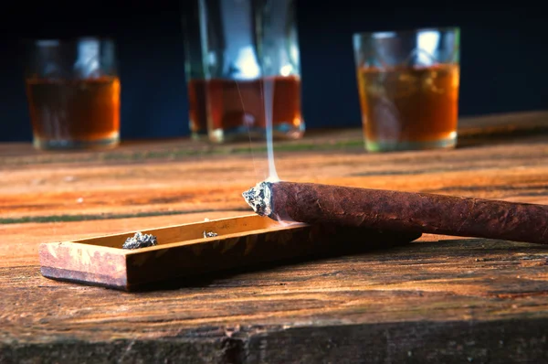 Cigar and whisky with ice on wooden table — Stock Photo, Image