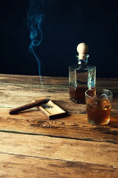 Doutník a whisky s ledem na dřevěný stůl — Stock fotografie
