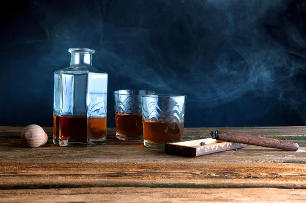 Cigar and whisky with ice on wooden table — Stock Photo, Image