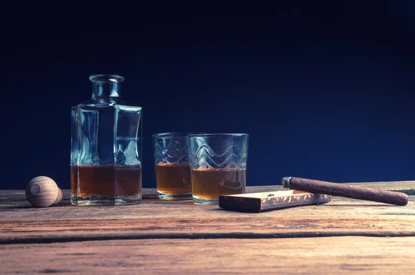 Cigar and whisky with ice on wooden table — Stock Photo, Image