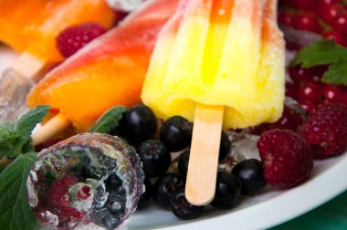 Kompozisyon lezzetli dondurma, meyve ve buz küpleri