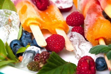 Kompozisyon lezzetli dondurma, meyve ve buz küpleri