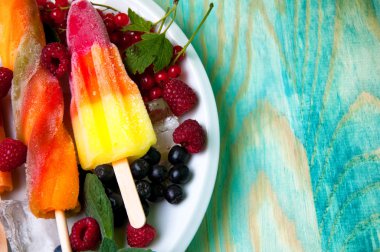 Kompozisyon lezzetli dondurma, meyve ve buz küpleri