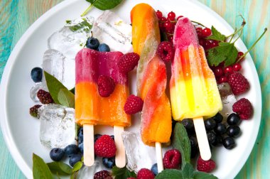Kompozisyon lezzetli dondurma, meyve ve buz küpleri