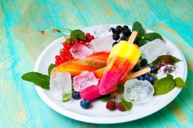 Kompozisyon lezzetli dondurma, meyve ve buz küpleri