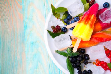Kompozisyon lezzetli dondurma, meyve ve buz küpleri