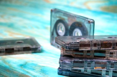 Mavi arka plan üzerinde eski müzik ses kasetleri