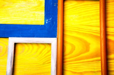 Renkli ahşap zemin üzerine eski soyut resim çerçeveleri