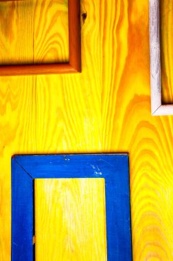 Renkli ahşap zemin üzerine eski soyut resim çerçeveleri