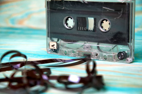 Cinta de audio de música antigua sobre fondo azul — Foto de Stock