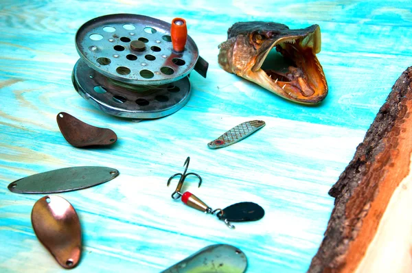 Склад приманки для риболовлі, щуки і старомодного котушки — стокове фото