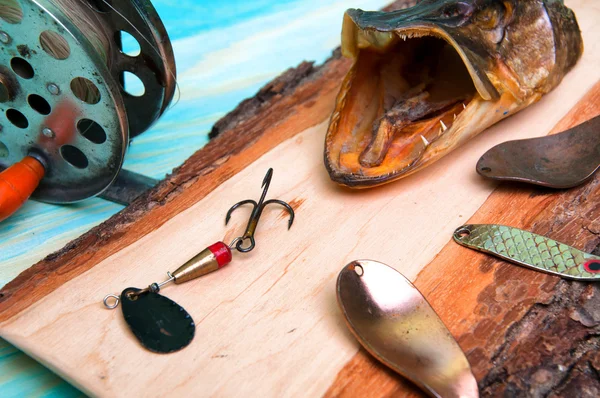 Compoziția ademenirilor de pescuit, a știucii și a tamburului de modă veche — Fotografie, imagine de stoc