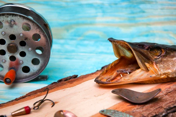 La composición de señuelos de pesca, lucio y carrete pasado de moda — Foto de Stock